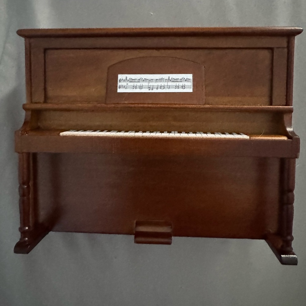 Singer Inspired Piano Hand painted - Picture 5 of 7